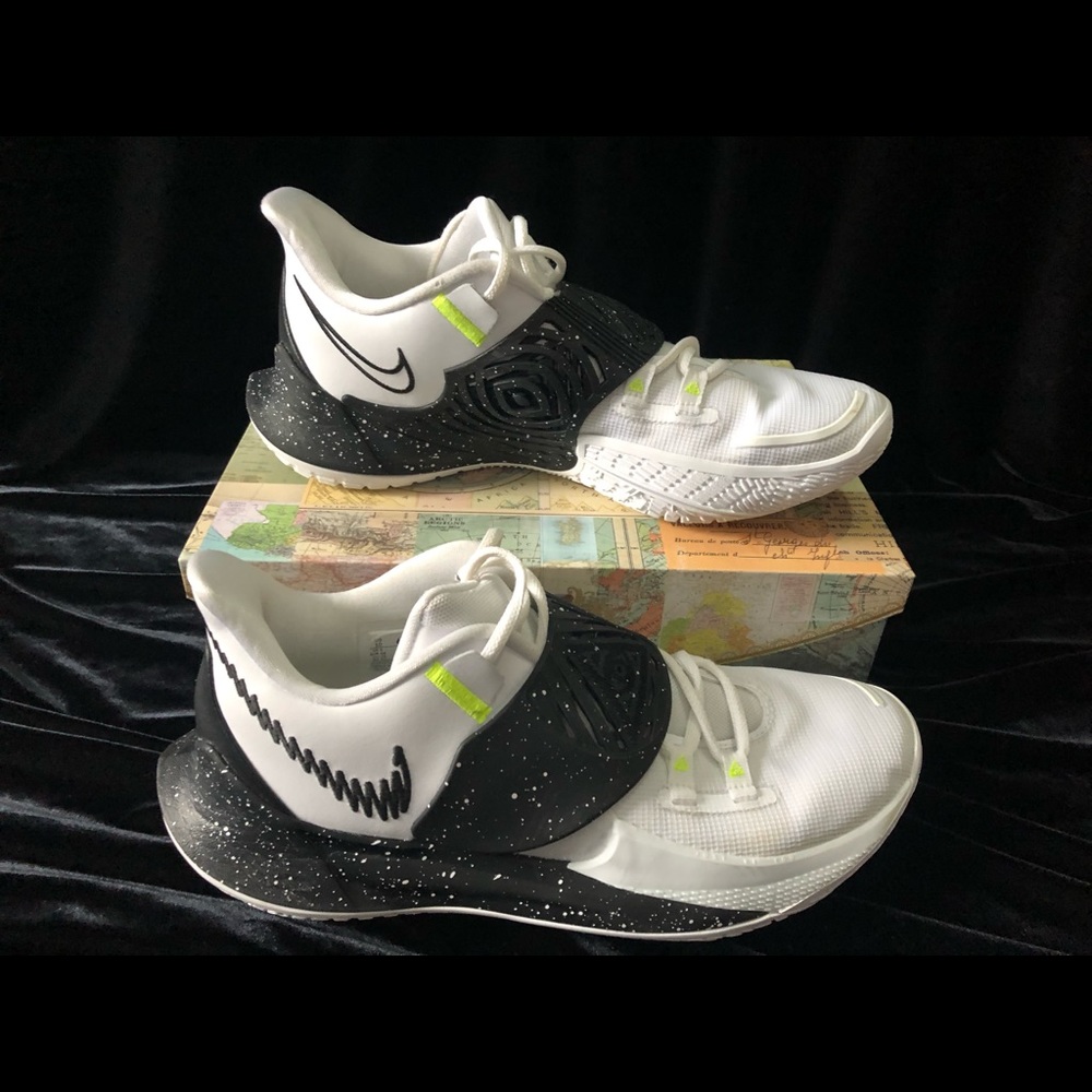Nike Kyrie basketball ball sneakers men’s size 10